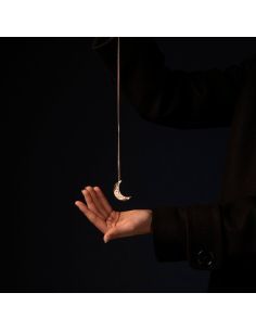 Christelle Dit Christensen collier M croissant de Lune doré